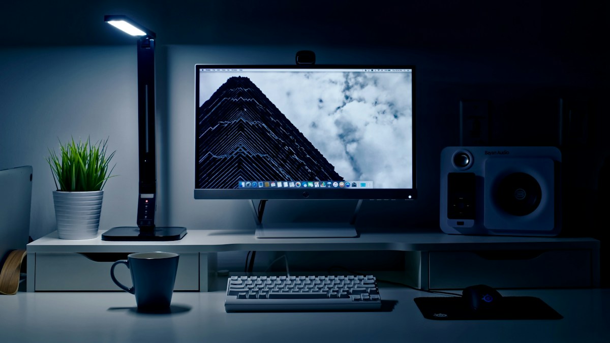 Eliminating contrast glare: Why working in a pitch-black room with a bright moni