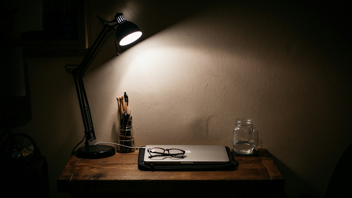 Desk aesthetic engineering: how monitor light bars eliminate bulky lamp bases, o
