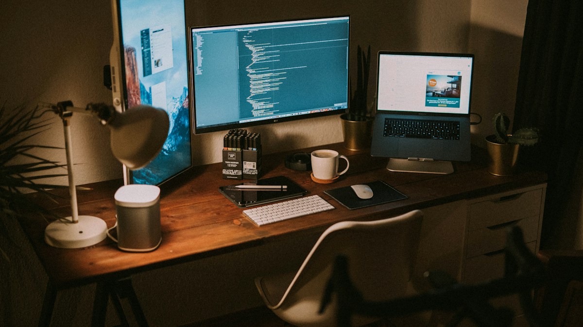 Dual-screen workstation ergonomics: Wireless synchronizing remotes, angled displ